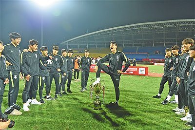 韩国队夺冠后，朴圭贤踩踏冠军奖杯。图/Osports