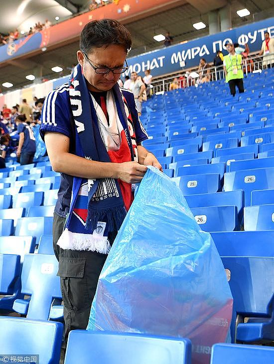日本世界杯出局，球迷含泪收拾看台垃圾