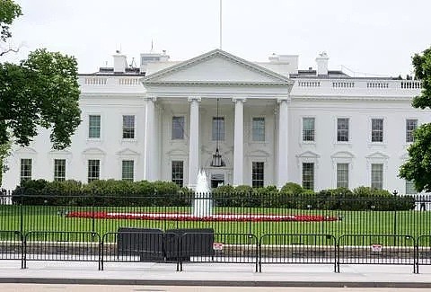 突发！美国白宫外惊现火球，有人自焚！此时特朗普还在白宫内…（组图） - 24