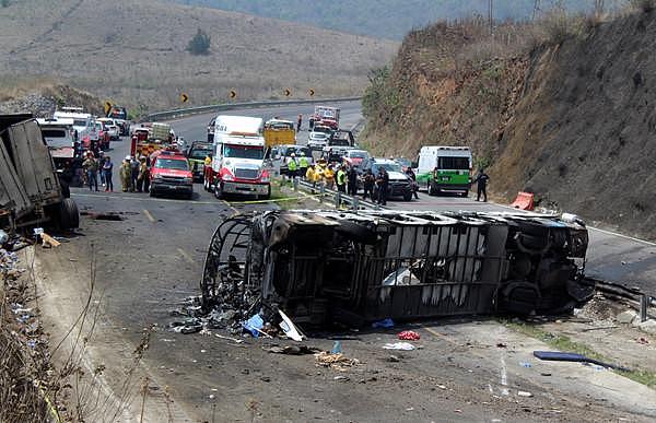 墨西哥死亡车祸！巴士翻覆起火逾20人活活烧死 高速公路尸横遍野
