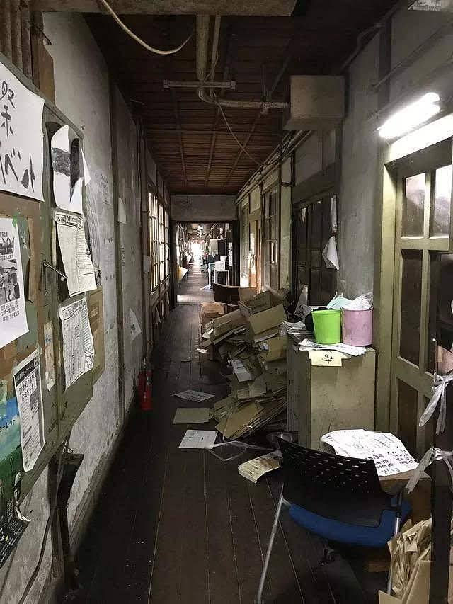 被称“亚洲最破宿舍”，厕所男女共用，但无数人抢破脑袋想住进去（组图） - 11