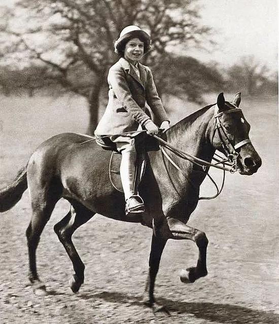  Via Getty Images； 9岁的伊丽莎白二世在骑马