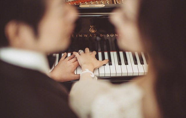郎朗与妻子弹钢琴