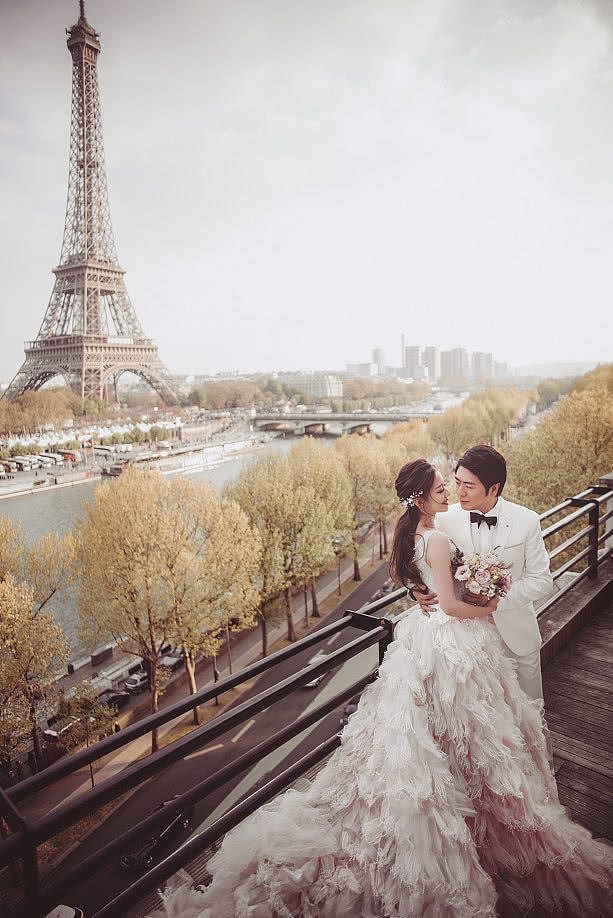 郎朗与妻子在埃菲尔铁塔下拍婚纱照