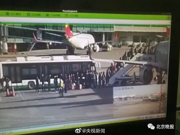航空公司都怕了！为阻止乘客撒币“祈福” 机场设了个告示牌...（视频/组图） - 23