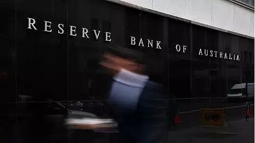 重磅！澳洲央行本周降息可能性上升到92%！六大银行50家贷款机构降低利率，明年澳洲房价上涨3% - 10