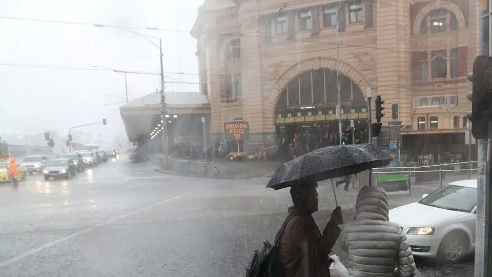 悉尼进入狂风雷暴雨模式！1天下1个月的雨，连下3天！冰雹、洪水席卷全澳 - 38