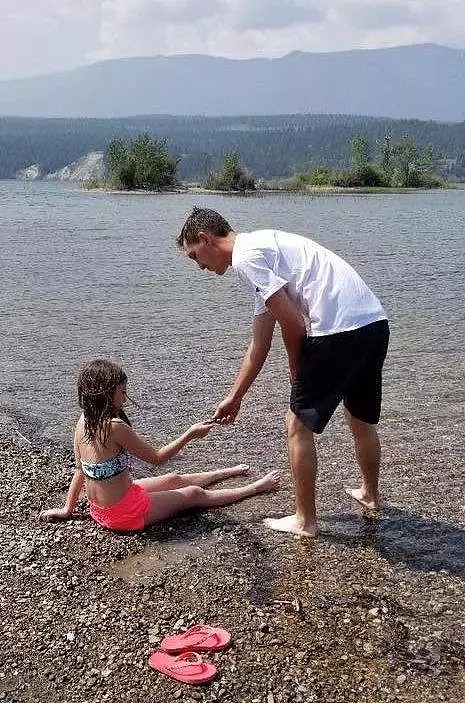 悲剧！20岁帅小伙命丧BC湖底！舍身救出10岁小女孩，前一秒还在拍照（组图） - 5