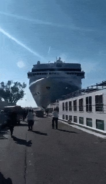 恐怖视频！50米高巨型游轮失控碾上码头 110名游客疯狂逃命！（视频/组图） - 2