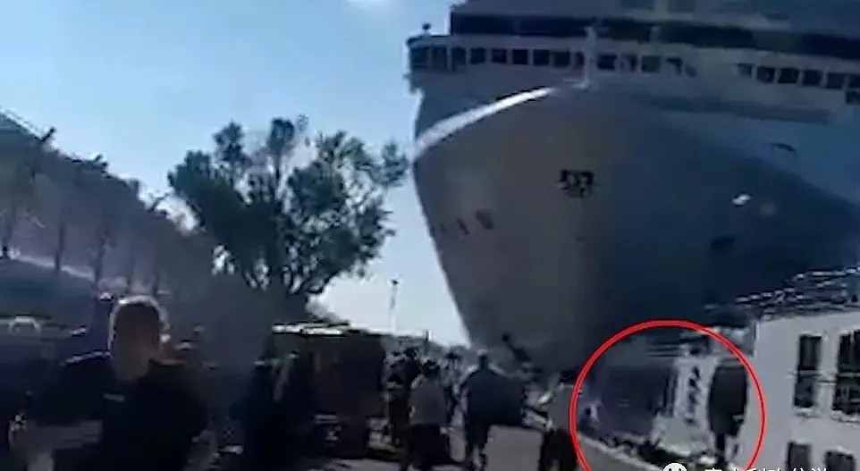 恐怖视频！50米高巨型游轮失控碾上码头 110名游客疯狂逃命！（视频/组图） - 4