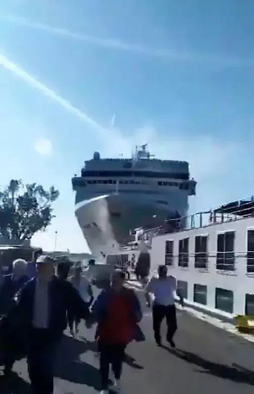恐怖视频！50米高巨型游轮失控碾上码头 110名游客疯狂逃命！（视频/组图） - 6