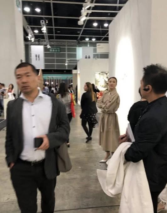 黎姿陪残疾富豪老公看画展，时不时回头观察老公状态好暖心