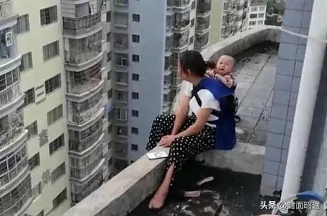 云南未婚妈妈背着婴儿19楼顶欲自杀，娃娃哭得撕心裂肺