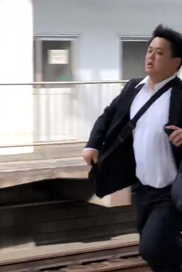 日本男子在火车猥亵女生逃跑被热心路人绊倒被捕，路人或遭起诉