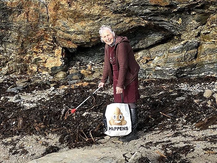 英国70岁奶奶，看完环保纪录片后，一年清理了52个海滩，满满的正能量！（组图） - 2