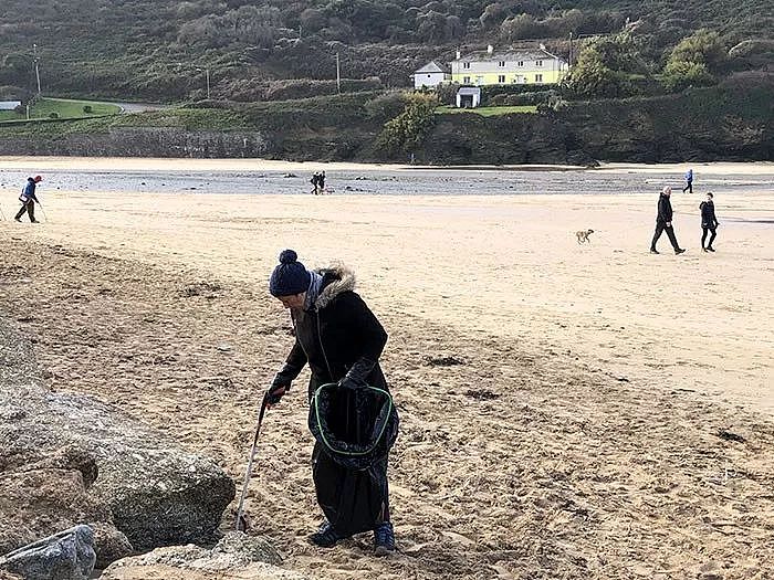 英国70岁奶奶，看完环保纪录片后，一年清理了52个海滩，满满的正能量！（组图） - 3