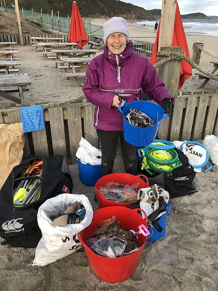 英国70岁奶奶，看完环保纪录片后，一年清理了52个海滩，满满的正能量！（组图） - 6