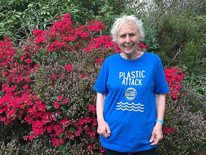 英国70岁奶奶，看完环保纪录片后，一年清理了52个海滩，满满的正能量！（组图） - 10