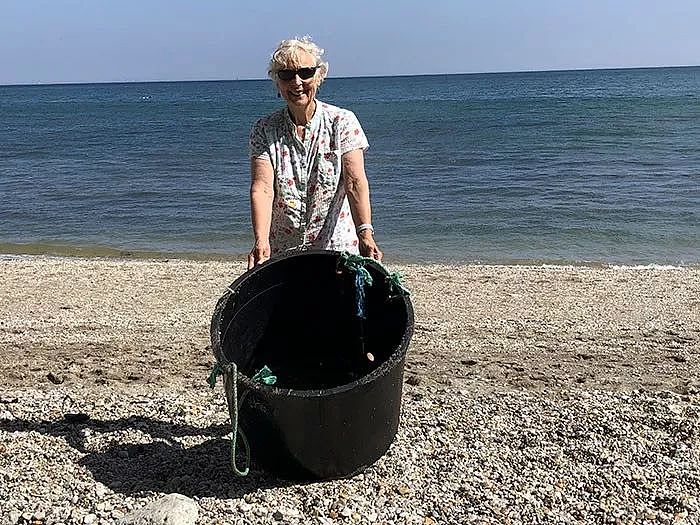 英国70岁奶奶，看完环保纪录片后，一年清理了52个海滩，满满的正能量！（组图） - 12