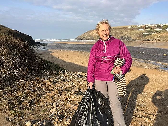 英国70岁奶奶，看完环保纪录片后，一年清理了52个海滩，满满的正能量！（组图） - 13