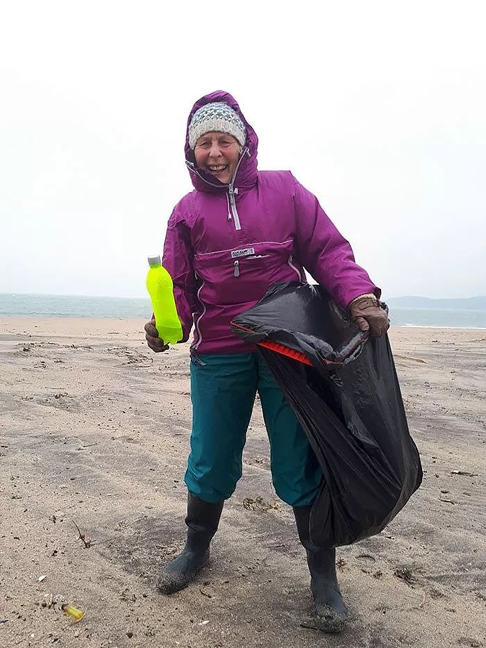 英国70岁奶奶，看完环保纪录片后，一年清理了52个海滩，满满的正能量！（组图） - 15