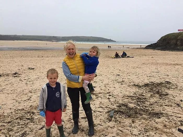 英国70岁奶奶，看完环保纪录片后，一年清理了52个海滩，满满的正能量！（组图） - 16