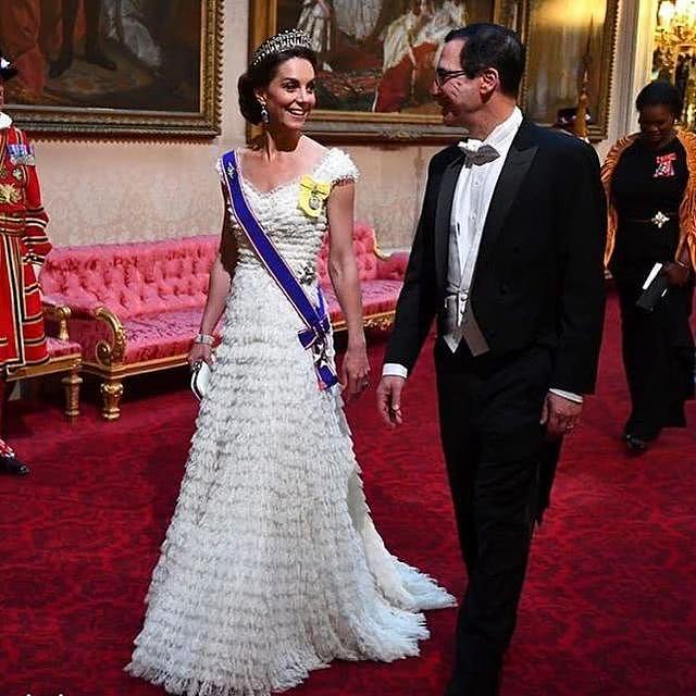 威廉王子出轨对象现身女王晚宴，与凯特王妃同穿白裙，气质差太多