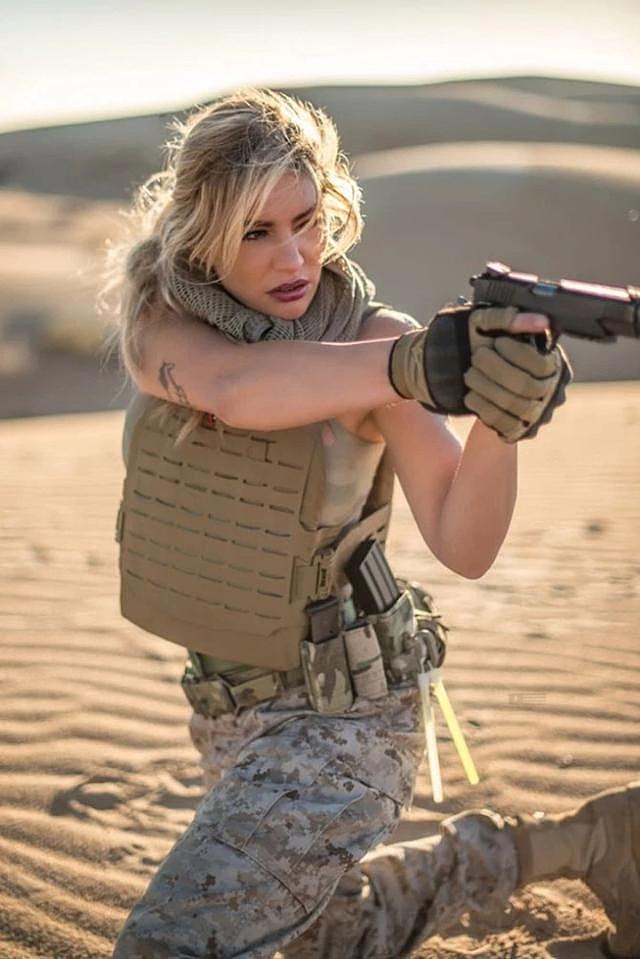 撩人！美国最性感女兵在沙漠拍摄火辣写真，以支持特朗普英国之行