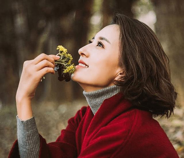 央视女主持张蕾近照身材好消瘦，短发的她与之前模样差别太大了