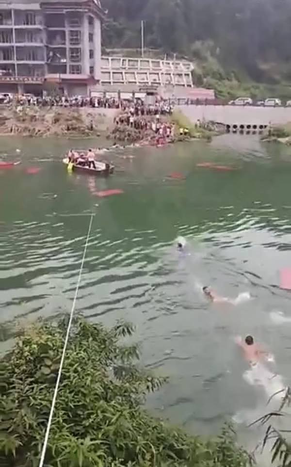 湖南龙舟赛临时观光桥垮塌，已打捞起两具遗体（视频/图） - 1