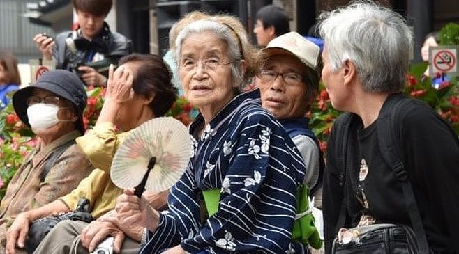 日本人需2000万才能养老！？竟有网友提议让老人安乐死？（组图） - 1