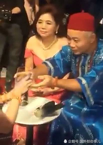 中国姑娘和非洲男子举行婚礼 新娘跪地向新郎敬酒引来欢呼（视频/组图） - 2