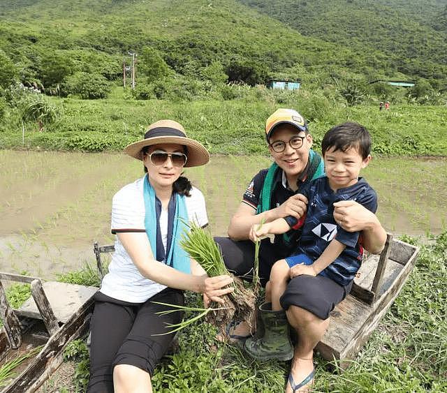 37岁郭晶晶产3胎后亮相，出行低调，手腕上的发圈抢镜了