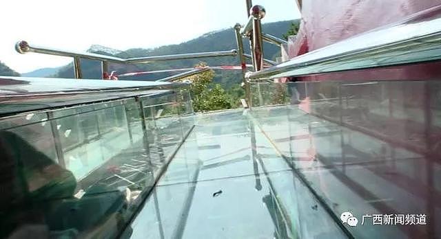 可怕！玻璃滑道出事了，1死6伤，多名游客冲破护栏掉下山坡