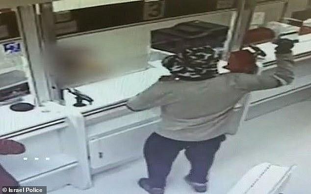 以色列男子手持牛油果当炸弹连抢2家银行，竟成功劫走5万现金