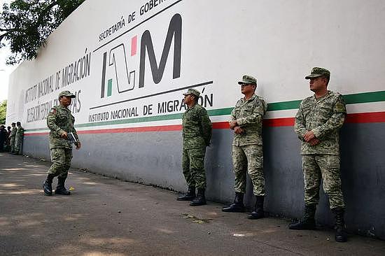 当地时间5月23日，墨西哥国民警卫队在一所移民拘留中心外站岗。/视觉中国
