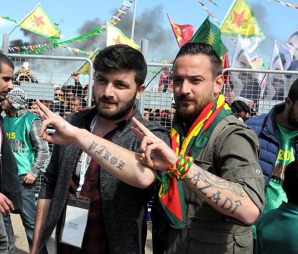 纳基（右）公开与库尔德工人党成员合影