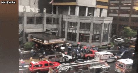 今早，一架直升飞机突然撞向曼哈顿大楼！场面堪比911，1人死亡！ - 5