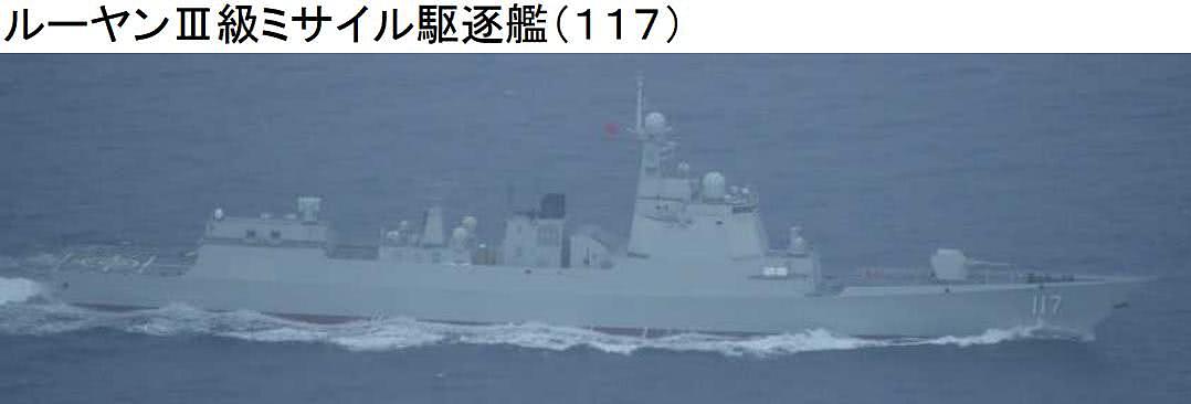 中国航母战斗群过宫古海峡现场曝光：战舰6艘 还有“航母奶妈”（组图） - 4