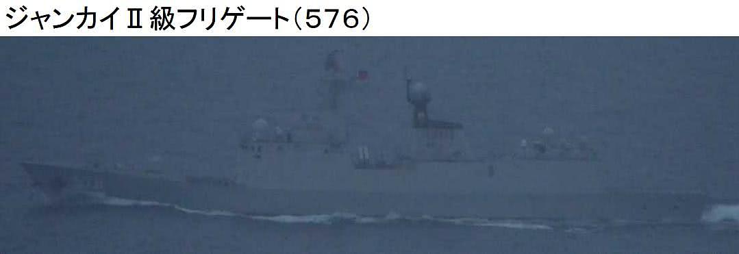 中国航母战斗群过宫古海峡现场曝光：战舰6艘 还有“航母奶妈”（组图） - 5