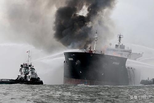 俄罗斯港口突发爆炸，油轮引擎燃起大火，3死5伤1人生死未卜