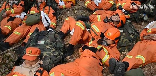  （救火后累倒在地的消防员们，报道截图。）