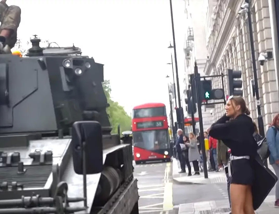 伦敦街头惊现坦克Uber，打到“车”的客户一脸懵逼（组图） - 17
