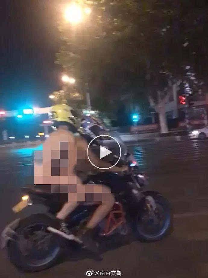两名男子全裸共骑一辆摩托车，全身仅着头盔和鞋子，交警：请速来喝茶（组图） - 3