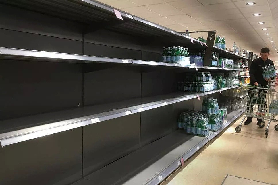 10万户伦敦人遭大殃，学校停课医院关门，超市的水都抢光了！（组图） - 6