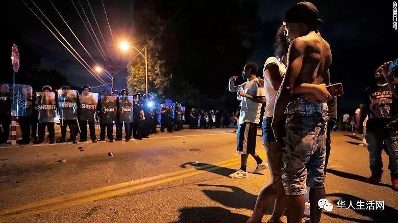避开！伤24警！美国再爆骚乱，警方射杀非裔持枪犯，引发黑人暴乱（组图） - 8