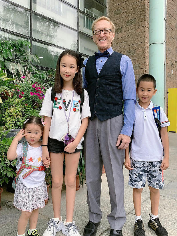 搜狐娱乐讯 6月13日，赵文卓大女儿小学毕业，妻子张丹露晒出一家合照，并透露9月初姐姐就要独自去瑞士读书，心中十分不舍。大女儿遗传父母基因，五官秀气。