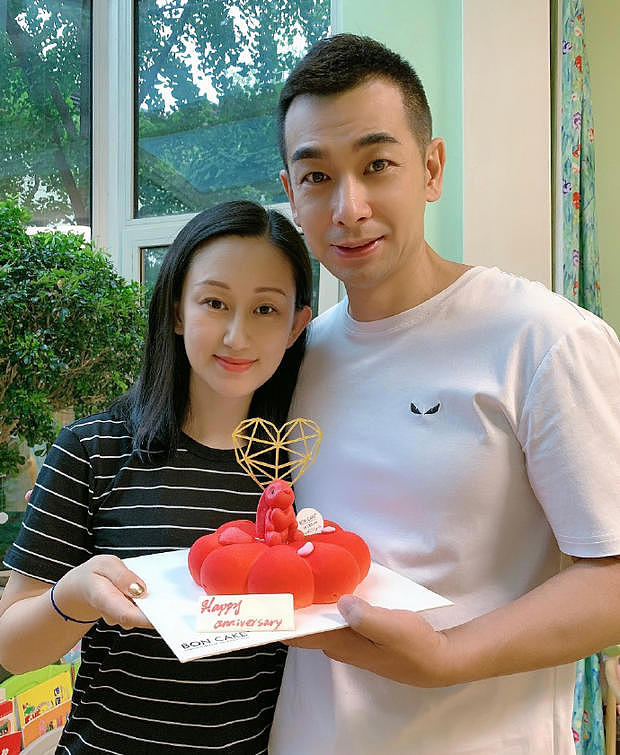 赵文卓和妻子张丹露合照。