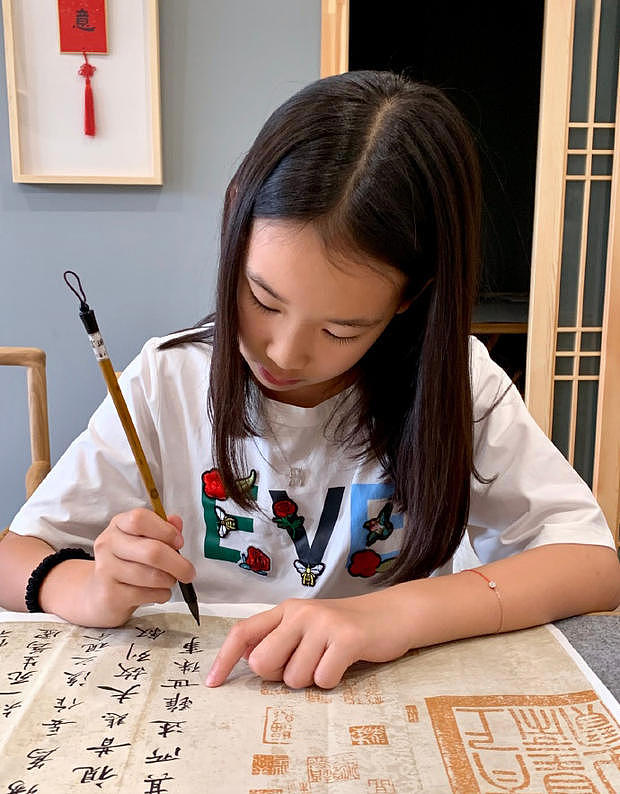 赵文卓大女儿写书法，真的是小才女一个！