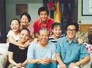 破衣烂衫上浸满尿渍，92岁的新西兰老人毫无尊严地死去，然而38岁的孙子却…（组图） - 1